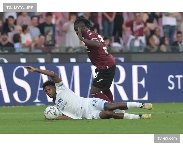 萨勒尼塔纳在封闭训练中尝试由门将主罚后场任意球发动快攻